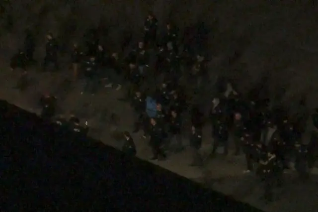 Imagen oscura que parece mostrar a Maduro en la pista del aeropuerto, rodeado de agentes de seguridad.