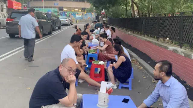 Thực khách ngồi ăn bún đậu trên vỉa hè New York