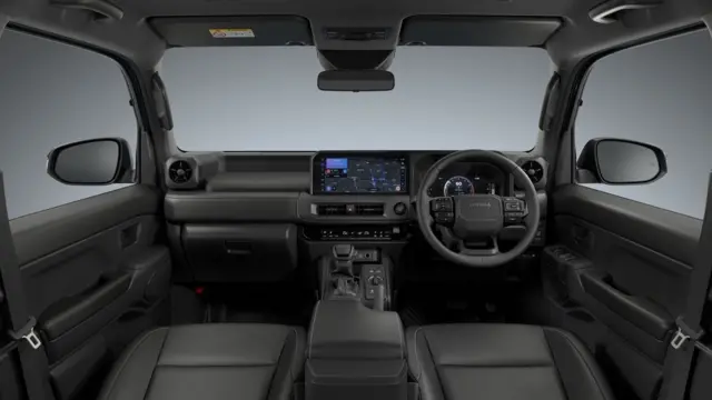 اتاق لندکروزر FJ به اتاق مدل‌های بزرگتر لندکروزر شبیه است