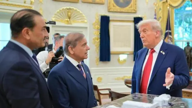 अमेरिकी राष्ट्रपति डोनाल्ड ट्रंप पाकिस्तान के प्रधानमंत्री से मुलाक़ात के दौरान 