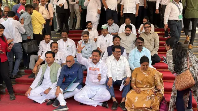 विरोधकांची पायऱ्यांवर निदर्शने