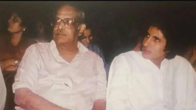 निर्देशक ऋषिकेश मुखर्जी के साथ अमिताभ बच्चन
