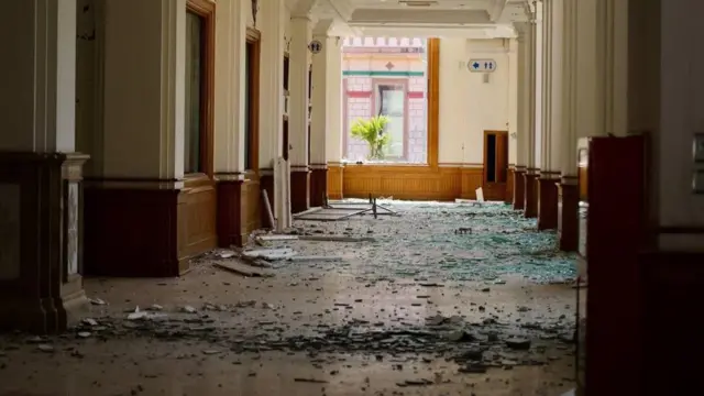 ငလျင်ကြောင့် ထိခိုက်သွားတဲ့ လွှတ်တော်