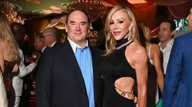 John Phelan pose pour une photo avec sa femme