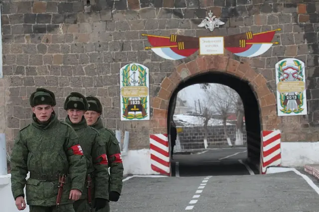 Российские солдаты проходят мимо 102-й военной базы в Гюмри, Армения. Фото сделано в 2013 году