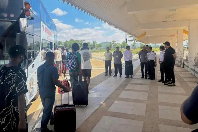 የሚያዝያ መጨረሻ ላይ የተለቀቁ ኢትዮጵያውያን ወደ አውቶብስ እየገቡ