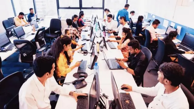 ਕਿਸੇ ਦਫ਼ਤਰ ਵਿੱਚ ਕੰਮ ਕਰਦੇ ਲੋਕ