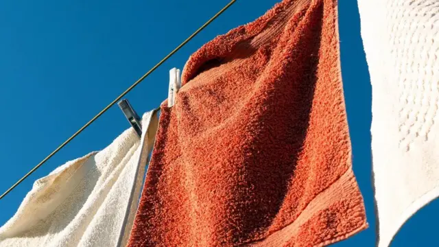 Kukausha taulo kwenye jua moja kwa moja baada ya kufua kunaweza kusaidia kupunguza idadi ya bakteria.