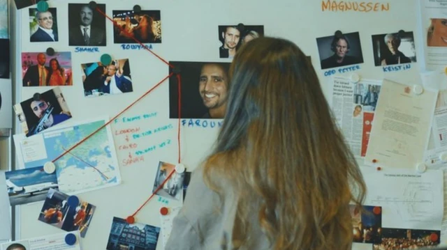 Nawal melihat pada papan investigasinya