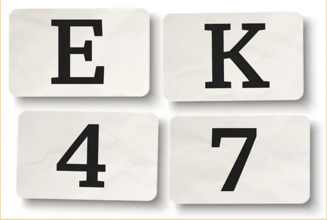 Tarjetas blancas con letras E y K y números 4 y 7