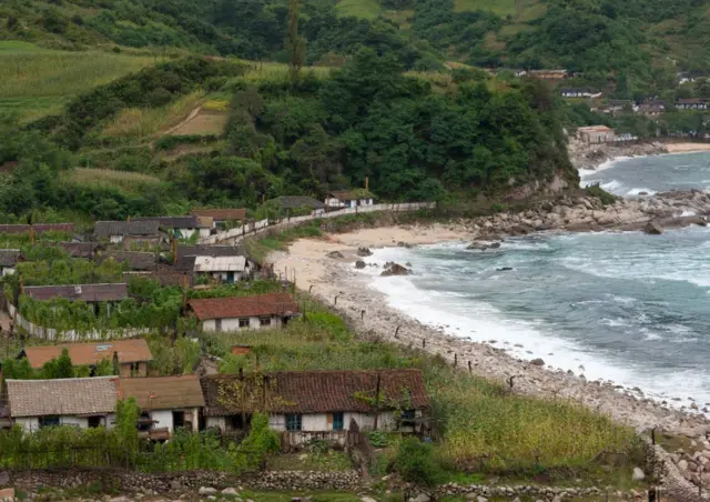 Casas à beira-mar na provínciafutebol hoje brasileirãoNorth Hamgyong, na Coreia do Norte.