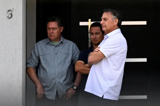 Bolsonaro de braços cruzados é visto dentro de casa