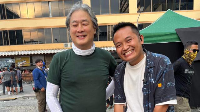 Johnny Huy (phải) chụp cùng đạo diễn phim Cảm tình viên, ông Park Chan-wook