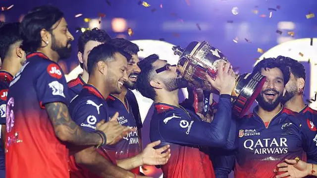 ஐபிஎல் வெற்றிக் கோப்பைக்கு முத்தமிடும் விராட் கோலி