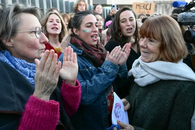 Mulheres aplaudem Gisèle Pelicot do lado7games baixar7games baixar em androidandroidfora do tribunal7games baixar7games baixar em androidandroidAvignon