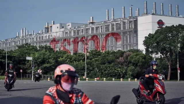 دونالد ترامپ، شرکت تایوانی را تهدید کرده است که در صورت خودداری از ساخت کارخانه در ایالات متحده، با تعرفه  ۱۰۰ درصدی مواجه خواهد شد 