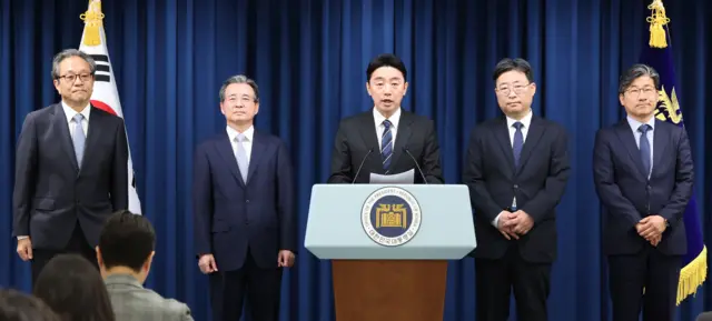 강훈식 대통령 비서실장이 6일 서울 용산구 대통령실 청사에서 수석비서관 인선 발표을 하고 있다. 왼쪽부터 문진영 사회수석, 김용범 정책실장, 강 비서실장, 하준경 경제성장수석, 류덕현 수석급 재정기획보좌관