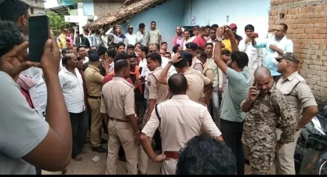 गांव में पुलिस