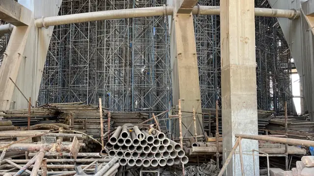 11 वर्षांत सरकारकडून अनेकदा डेडलाईन्स दिल्या गेल्या. मात्र प्रत्यक्षात स्मारक पूर्ण होण्याची प्रतीक्षा आजही करावी लागते आहे.