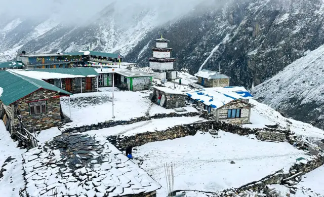 उत्तरी गोरखाको चुमनुब्री गाउँपालिका–१, स्थित साम्दोमा भएको हिमपात