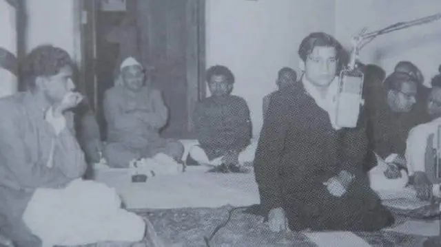 आकाशवाणी में कविता पाठ करते हुए दुष्यंत कुमार