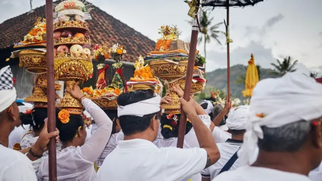 أهل بالي يمشون عائدين إلى منازلهم حاملين القرابين بعد مراسم اكتمال القمر بورنما في ميلستي، أميد.