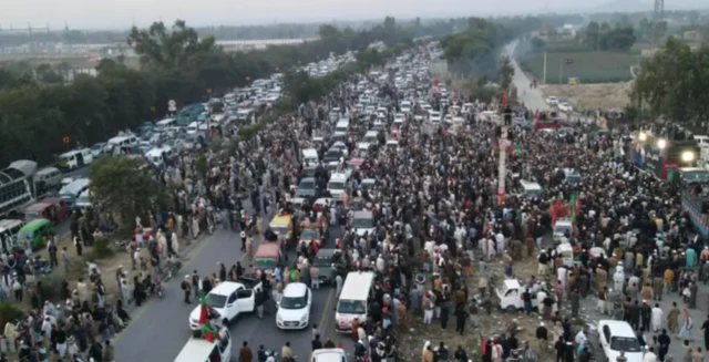 کاروان‌های معترضان از نقاط مختلف به سمت اسلام‌آباد آمدند، از جمله کاروان بشری بی‌بی‌، همسر عمران خان