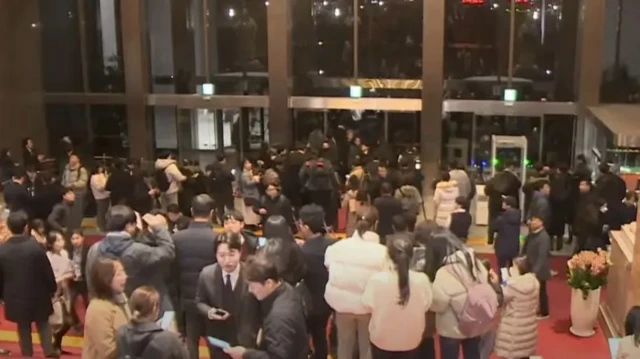 Katakata inside National Assembly after staff crowd into di building to resist troops