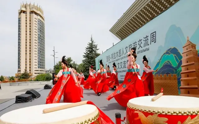 Алматидаги маданият фестивалида рақс тушаётган аёллар