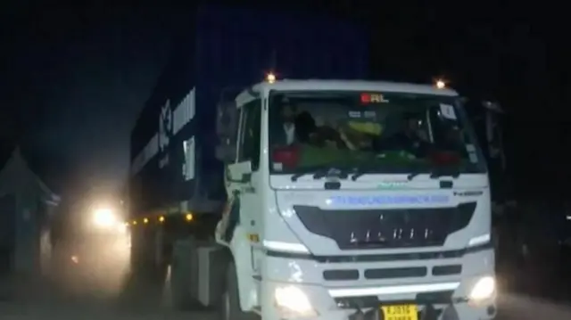 వ్యర్థాల తీసుకెళ్తున్న ట్రక్కులు