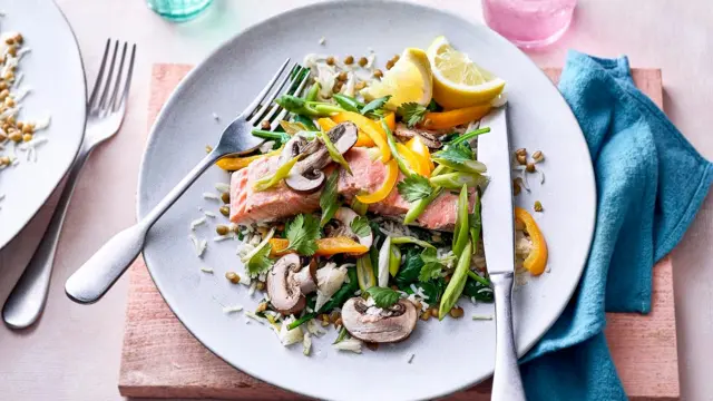 Somon ve mantar olan bir salata