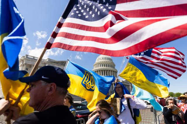 Украинские и американские флаги около конгресса