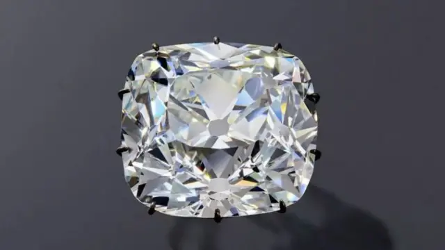 கிரீடங்கள், சங்கிலிகள், காதணிகள், ப்ரூச்சுகள், லூவர் அருங்காட்சியகக் கொள்ளை, இந்திய வைரங்கள்