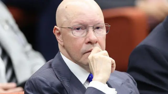 Demóstenes Torres usando terno escuro durante sessão no STF e colocando a mão no queixo