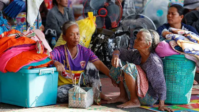 थाईलैंड कंबोडिया की सीमा पर बनाए गए एक शरणार्थी शिविर में पहुँचे लोग. 