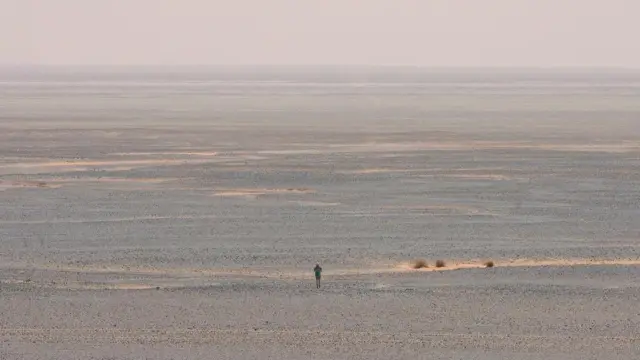 Cook corriendo en el desierto del Sáhara.