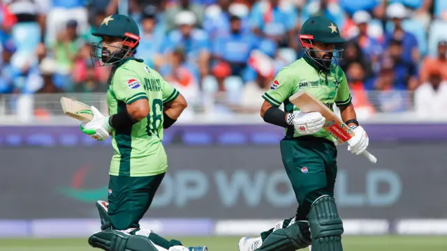 કૅપ્ટન મોહમ્મદ રિઝવાન અને સઉદ શકીલે વચ્ચે ત્રીજી વિકેટ માટે 104 રનોની ભાગેદારી થઈ