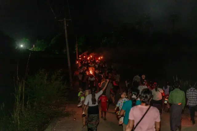 ချောင်းဦးမြို့နယ်၊ ဘုံတိုရွာဆီမီးသပိတ် ဗုံးကြဲတိုက်ခိုက်မခံရခင် လှည့်လည်ဆန္ဒထုတ်ဖော်တဲ့ မြင်ကွင်း 