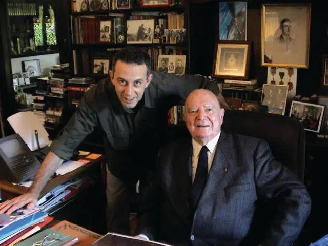 João Barone e Pierre Clostermann sorrindo para foto em escritório