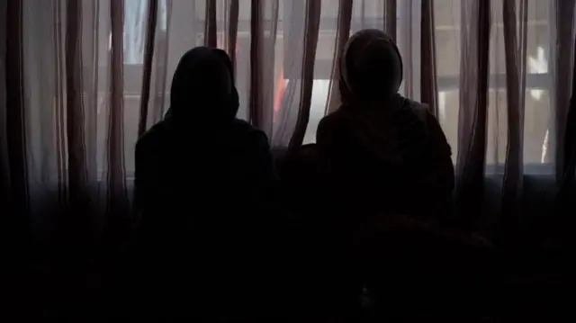 बीबीसीसमोर बोलणाऱ्या महिलांची ओळख सुरक्षेसाठी लपवण्यात आली आहे.