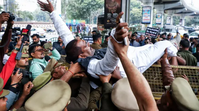 राजपूत करणी सेना ने भी लखनऊ में यूजीसी के नए नियमों का विरोध किया 