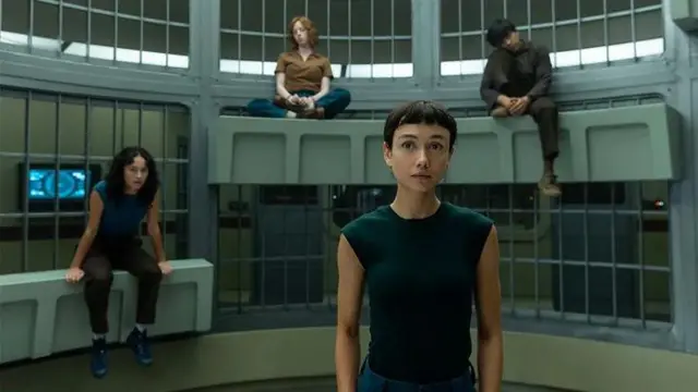 Кадр з серіала "Чужий: Земля". Космічний корабель - в центрі сцени стоїть жінка, за її спиною сидять люди