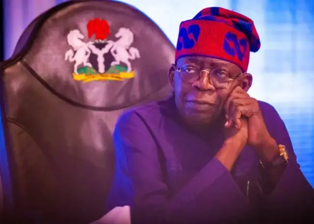 Shugaba Tinubu zaune a kujerar shugaban ƙasa.