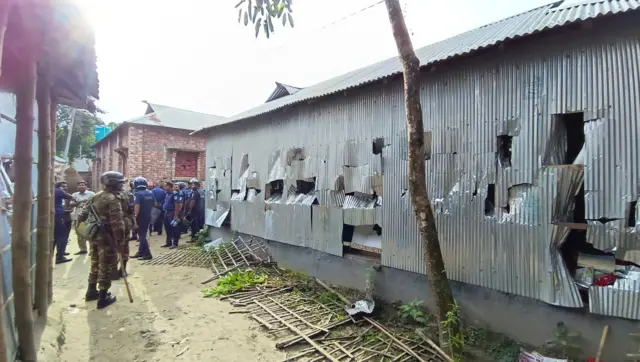 পুলিশ ও সেনাসদস্যরা এখন সেখানে অবস্থান করছে