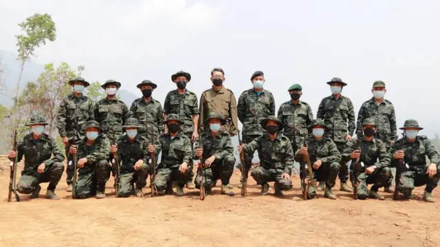 NUG ရဲ့ ကာကွယ်ရေးဝန်ကြီးနဲ့ PDF တပ်ဖွဲ့ဝင်များ