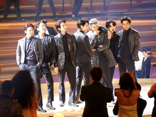 2022년 4월 3일 네바다주 라스베이거스의 MGM 그랜드 가든 아레나에서 열린 제64회 그래미 어워드에서 방탄소년단(BTS)이 무대 위 공연을 펼치고 있다