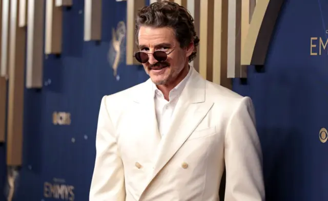 Pedro Paskal u belom sakou