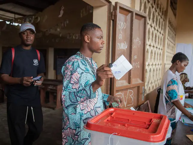 Un citoyen effectuent vote à l'école primaire YLOMAHOUTO d'Abomey-Calavi, au Bénin, pour les élections législatives béninoises du 11 janvier 2026.