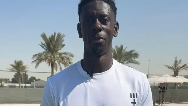 Reece Prescod frente a unas instalaciones de entrenamiento en Abu Dabi