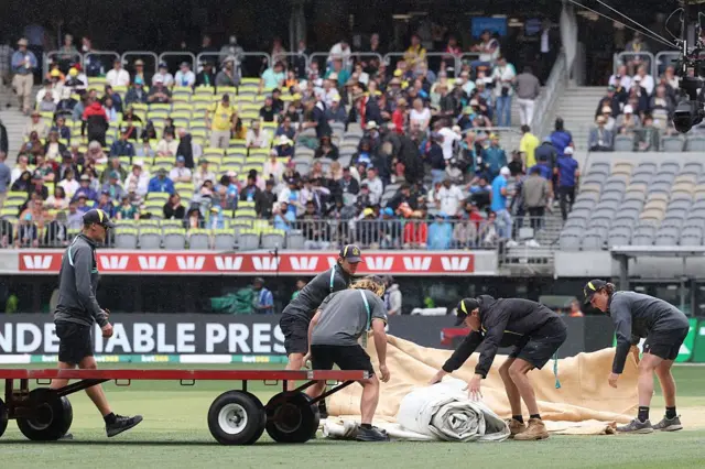 போட்டியின் இடையே மழை குறுக்கிட்டது.